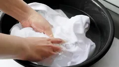 Aggiungi 2 cucchiai d’acqua e i capi bianchi tornano come nuovi: l’ingiallimento e lo sporco spariscono in lavatrice