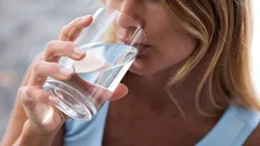 Come bere acqua per ottenere il massimo beneficio per l’organismo: ricordate le raccomandazioni degli specialisti